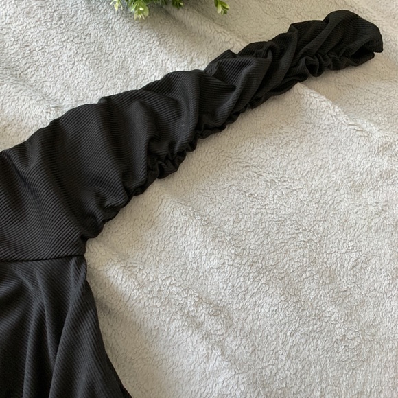 Mock neck ruched cut-out contrast binding tee - Picture 6 of 7